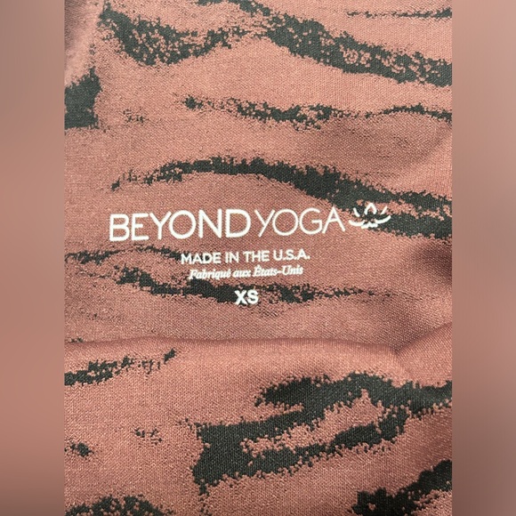 Beyond Yoga High Waisted Midi Legging in Rosewood Brown Jaquard - Picture 5 of 7